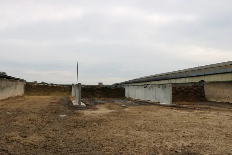 <em class="placeholder">des silos pour l'ensilage d'herbe et de maïs</em>