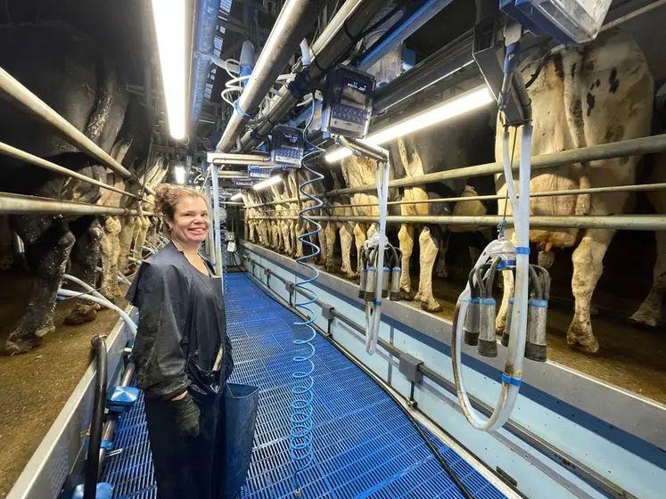 <em class="placeholder">Charline Bonnevin, saalriée, dans la salle de traite</em>