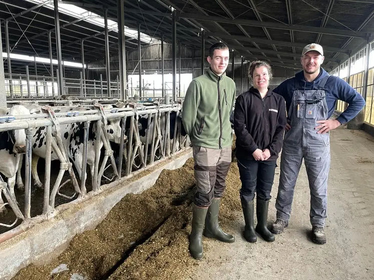 <em class="placeholder">Bastien Charré à droite avec les deux salariés du Gaec, Baptiste (nom ?) et Charline Bonnevin</em>