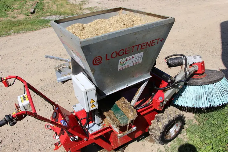 <em class="placeholder">brosse pour nettoyer les logettes</em>