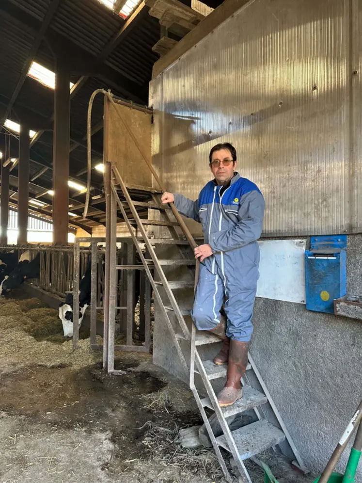 <em class="placeholder">Gilles Bonnet, éleveur dans le Tarn, sur son escalier fait maison</em>