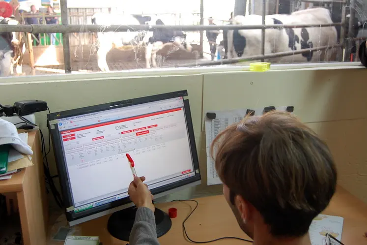 <em class="placeholder">Robot de traite sur l'exploitation de Denis et Mickaël Arnoult, à Lainsecq. Suivi des opérations sur l'écran de l'ordinateur. Informatique et robotique. Elevage laitier. ...</em>