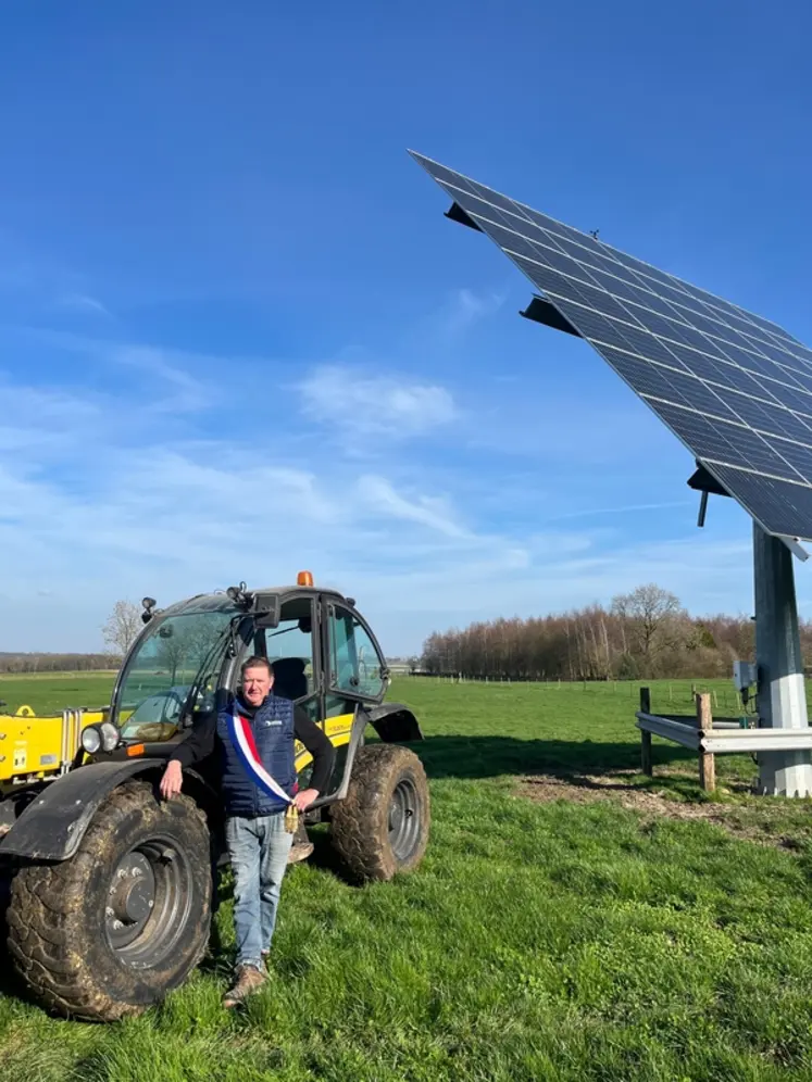 <em class="placeholder">Agriculteur maire dans une prairie devant son télescopique et un traqueur </em>