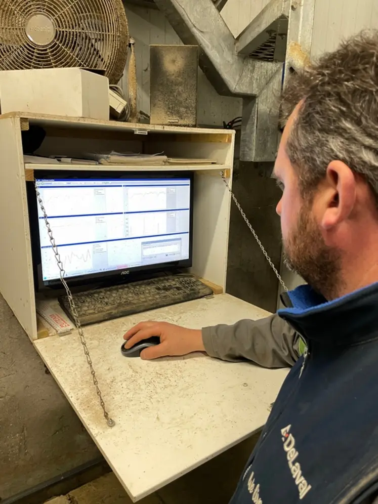 <em class="placeholder">éleveur devant l'ordinateur du robot de traite</em>