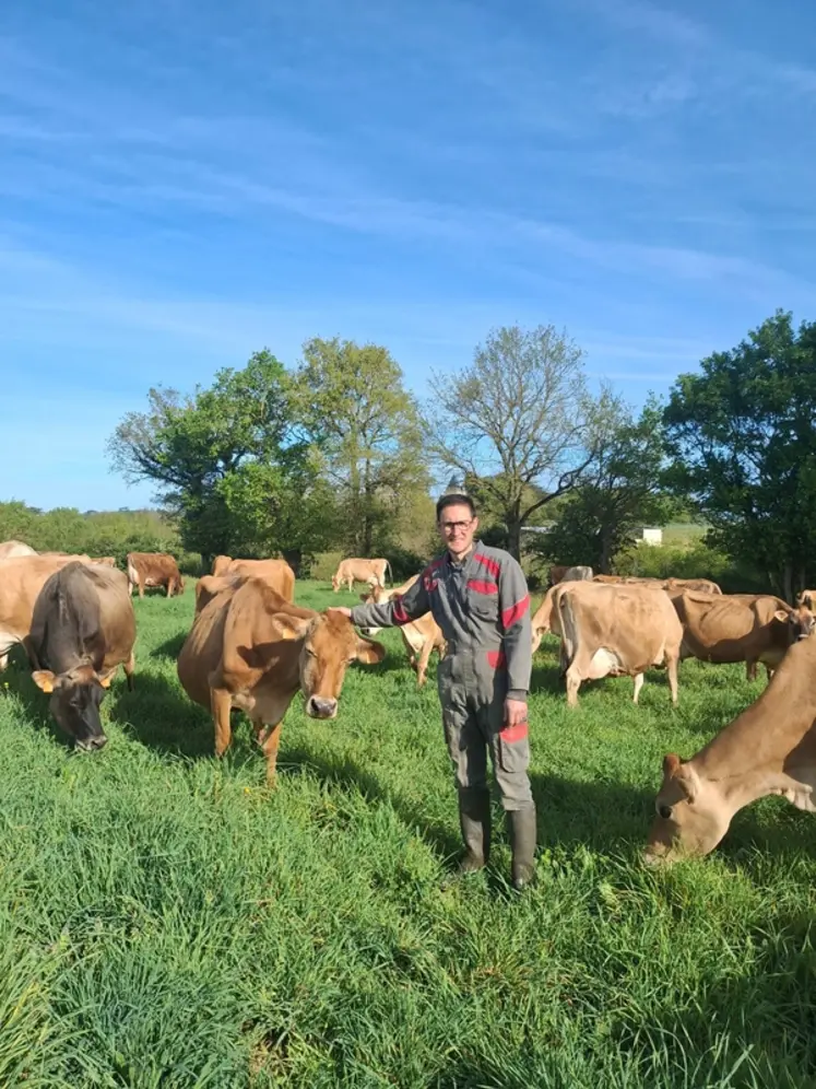 <em class="placeholder">Gilles Onillon, éleveur laitier, dans une prairie avec ses vaches Jersiaises</em>