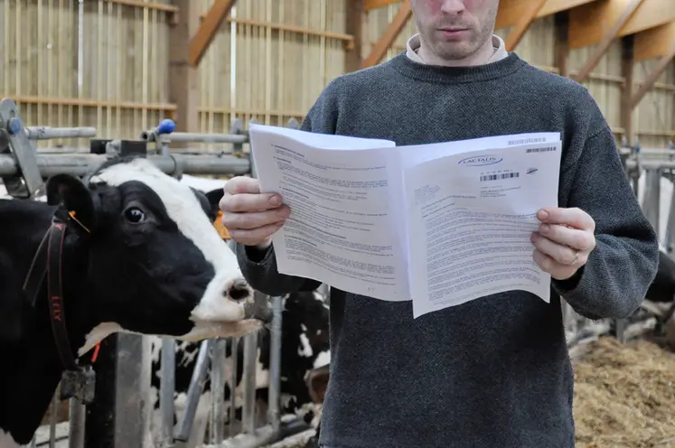 <em class="placeholder">éleveur qui lit son contrat</em>