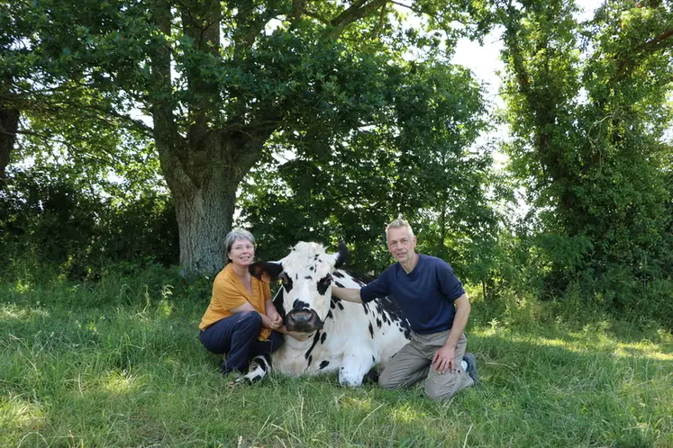 <em class="placeholder">Elisabeth et Mickaël Lepage, éleveurs bio à Changé, en Mayenne </em>