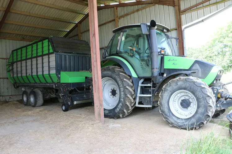 <em class="placeholder">tracteur et autochargeuse</em>