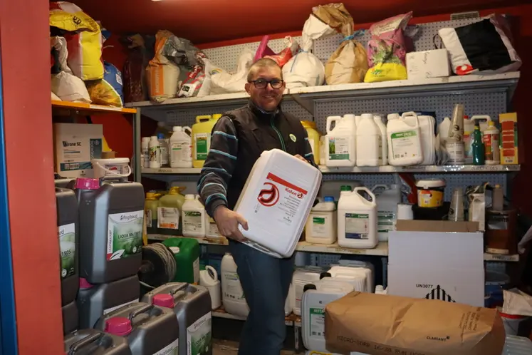 <em class="placeholder">Julien Briscquet, céréalier à Saint-Amand-sur-Fion (Marne) range dans son local phytosanitaire sa dernière commande dans le cadre d'un achat groupée d'intrants.</em>