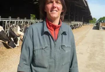 Marie-Laure Bechepois est maman avant tout, responsable de la traite de 50 vaches, des veaux jusqu’à 5 mois, du secrétariat et de l’administratif, et c'est une femme engagée. © EARL Bechepois