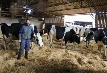 Quentin Velut avec Galaxie élue « Vache de l’année 2019 ». Âgée de 8 ans, elle a produit plus de 82 000 kg de lait en six lactations (44,1 de TB, 34,1 de TP) et sans cellules (46 000) et vient de revêler. © E. Bignon