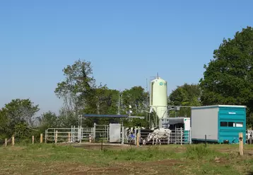 Dans le système bio, les vaches en production séjournent sur deux sites (hiver, printemps-été). La traite est assurée par un robot de traite mobile. Tous les deux disposent d’une fosse à lisier. © CA Bretagne