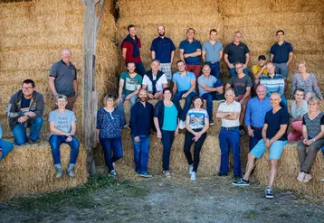 Les 35 éleveurs du collectif invitent les consommateurs à emprunter les ribines (petits chemins en gaélique) pour renouer le contact avec les agriculteurs.   © S. Duparc