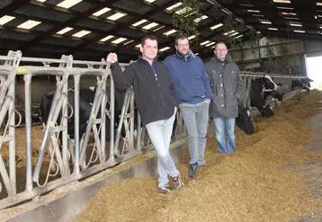 Vincent Philippeau, François Giard et Alain Philippeau, les trois associés. « Nous voulons continuer à faire pâturer nos vaches tout en maintenant un bon niveau de production pour ne pas devoir investir dans un nouveau bâtiment. » © F. Mechekour