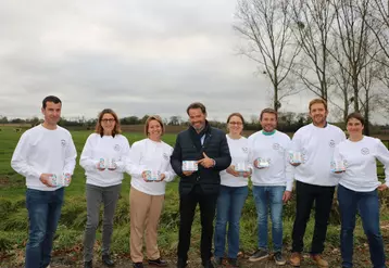 Les éleveurs impliqués dans le projet, avec Olivier Mevel (conseil en stratégie). « Nous devenons partenaires de l'usine Danone du Molay-Littry, et plus seulement fournisseurs de lait. » 