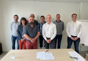 Romain Gavoille, président de l’OP Sol (au premier rang à gauche) et Laurent Schatz, directeur Lait Danone France (au premier rang à droite) signent l'accord de fin de contrat