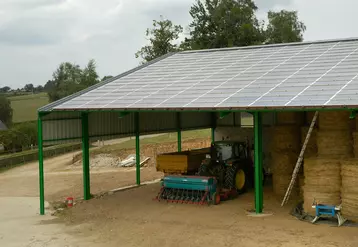 Panneaux photovoltaïques sur un bâtiment agricole. 