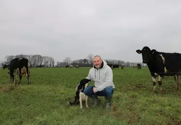 Yannis Collet, éleveur dans les Côtes-d'Armor. « Développer l'herbe et le pâturage répond à mes objectifs économiques, de bien-être des animaux, et du mien avec 35 heures de travail d'astreinte par semaine en hiver et 26 heures en période de pâturage. »