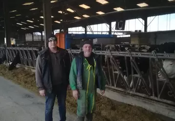 Jean-François Gaulard et Gérald Stock, deux associés du Gaec. « Le travail réalisé nous a permis d’économiser du concentré et de mieux le valoriser grâce aux performances laitières qui se sont améliorées. »