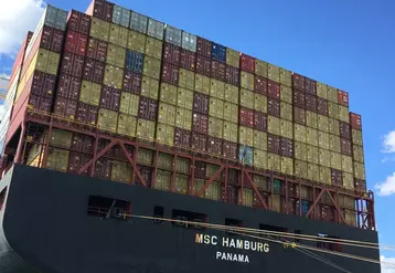 porte container port du Havre - 400 m de long - plus de 21 000 container - parmi les plus grands au monde en septembre 2022