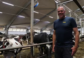 Bengt Svensson, éleveur, dans la stabulation de la ferme Törlan, en Suède
