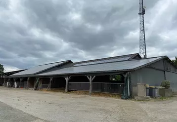 bâtiment avec panneaux photovoltaïques sur le toit, en Normandie