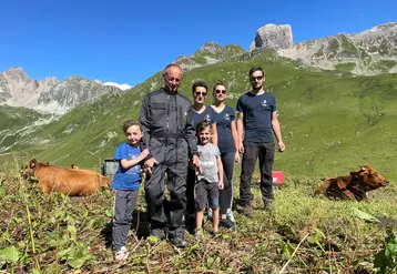 les associés du Gaec de la Pierra Menta entourés de leur famille en alpage