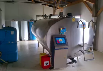 tank à lait dans une laiterie