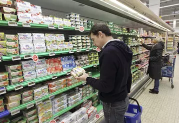 Rayon des produits laitiers d'un supermarché