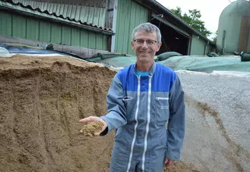 Jean-Paul Louis: « En réalisant le mélange pour six mois, nous distribuons une ration stable dans le temps. »