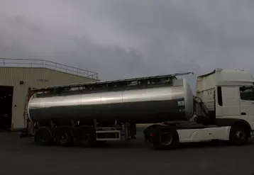 Camion de collecte sur un site breton de Lactalis 