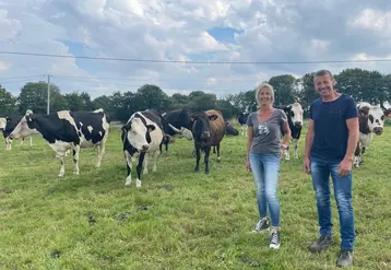 <em class="placeholder">Nathalie et Michel Daguer, éleveurs en Mayenne avec leurs vaches</em>