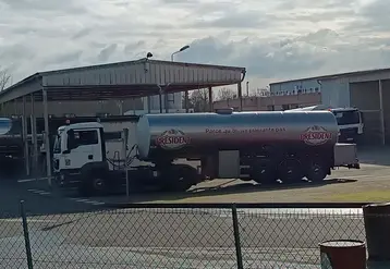 <em class="placeholder">camion de collecte de lait Lactalis</em>