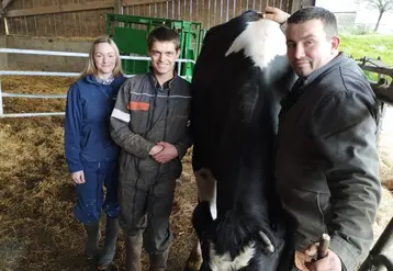 <em class="placeholder">Didier Fontaine, polyculteur éleveur dans la Sarthe, avec deux jeunes</em>