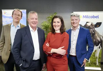 De gauche à droite: Jan Karnebeeck, CEO FrieslandCampina; Sybren Attema, Président FrieslandCampina; Betty Eekchaut, Président Milcobel et Peter Grugeon, CEO Milcobel