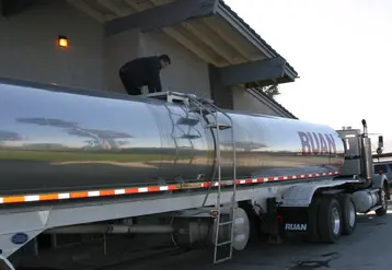  Camion de collecte du lait en Californie dans un élevage laitier aux États-Unis.