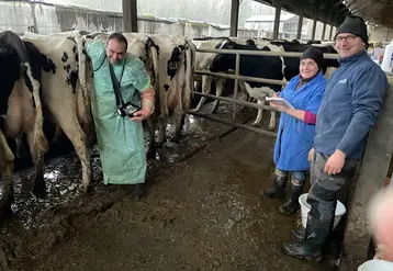 <em class="placeholder">Jennifer et Damien Herpin, éleveurs de vaches laitières  avec leur vétérinaire Christophe Bailly pendant un suivi repro. </em>