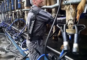 <em class="placeholder">trayeur portant un exosquelette pendant la traite pour soulager les épaules</em>