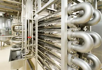 usine de transformation du lait, tuyaux métalliques