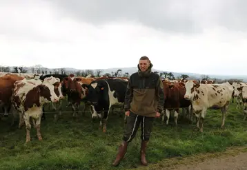 <em class="placeholder">Matthieu Caugant, éleveur dans le Finistère, devant ses vaches laitières</em>