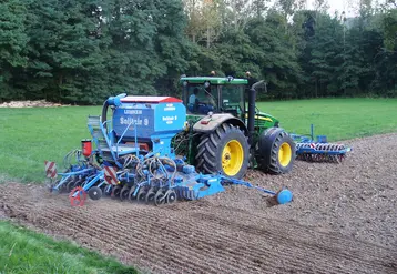<em class="placeholder">tracteur et matériel de préparation du sol </em>
