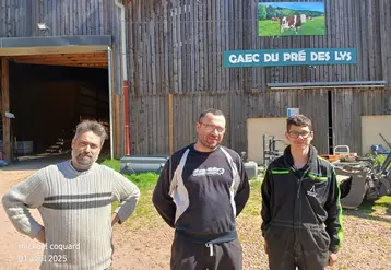 <em class="placeholder">Les deux associés du Gaec du pré des lys dans le Rhône avec leur stagiaire</em>