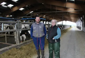 <em class="placeholder">éleveurs laitiers dans leur bâtiment vaches laitières</em>