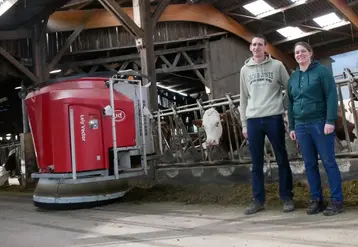 <em class="placeholder">franck et émilie hivert devant leur robot alimentation en bio en mayenne</em>