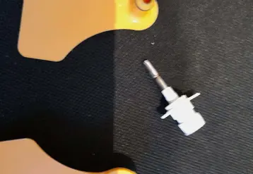 <em class="placeholder">Boucle auriculaire pour prélèvement de cartilage avec le trocard métallique et la cupule récupératrice.</em>