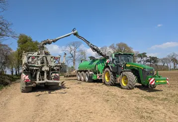 <em class="placeholder">Une tonne à lisier de 26 m3 ravitaillée en direct au champ par une tonne</em>