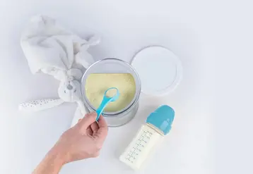 <em class="placeholder">poudre de lait infantile avec un biberon</em>