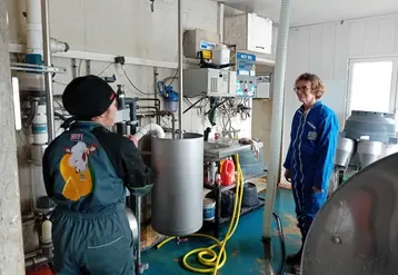 <em class="placeholder">Une éleveuse et une personne en visite sur la ferme dans le bloc traite. </em>