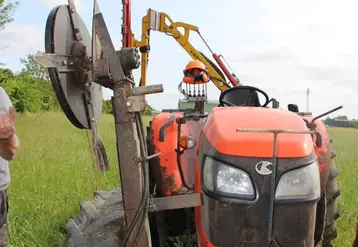 <em class="placeholder">Tracteur équipé d&#039;un bras avec un outil pour couper l&#039;herbe sous les clôtures. </em>