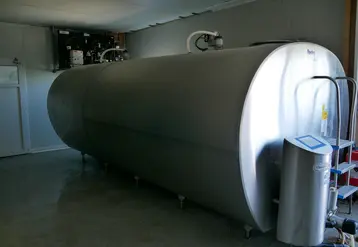 tank à lait dans une ferme laitière
